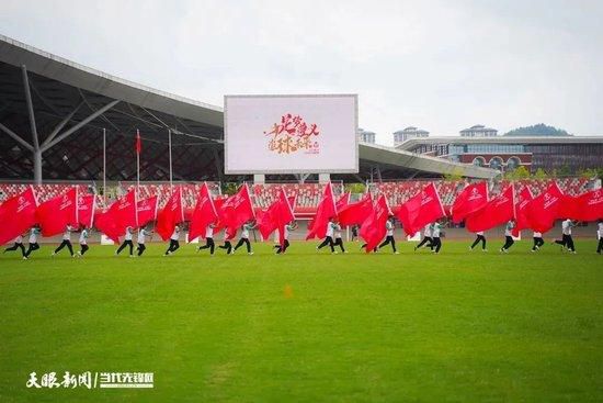 海报中，吴京与章子怡饰演的角色在静默中深情牵手，充斥着暖暖的爱意；张译则在队友吴京的拥抱下流出释怀的泪水，尽显兄弟情谊；而井柏然与曲尼次仁虽互有好感却欲言又止，三组人物之间以未曾言说却也流露出真情的感人瞬间，展现了影片中登山队员之间最为真挚动人的爱情、友情与家国情